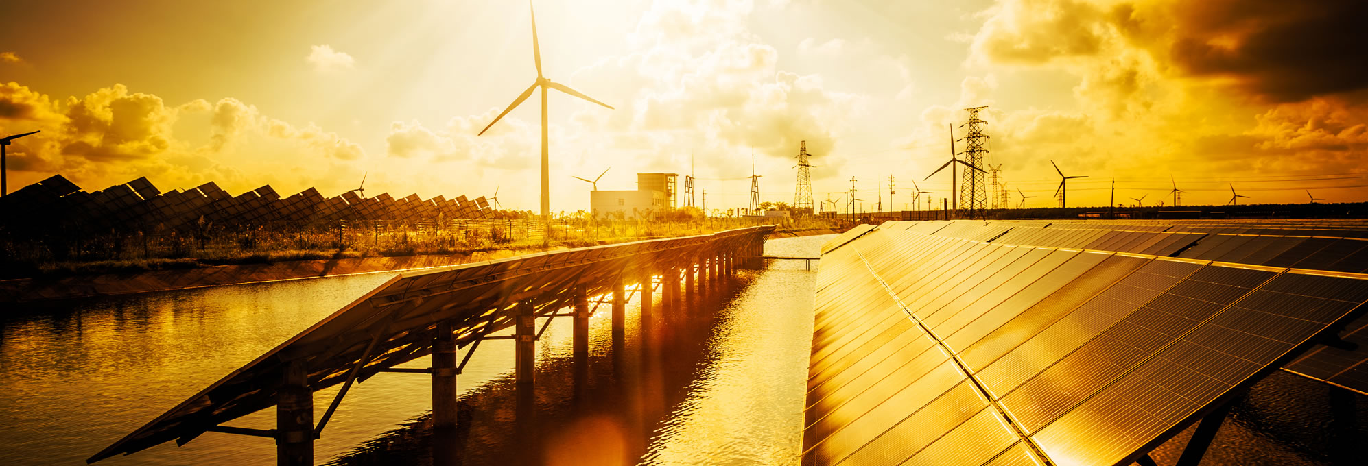 Impianto fotovoltaico in zona industriale alla luce del tramonto