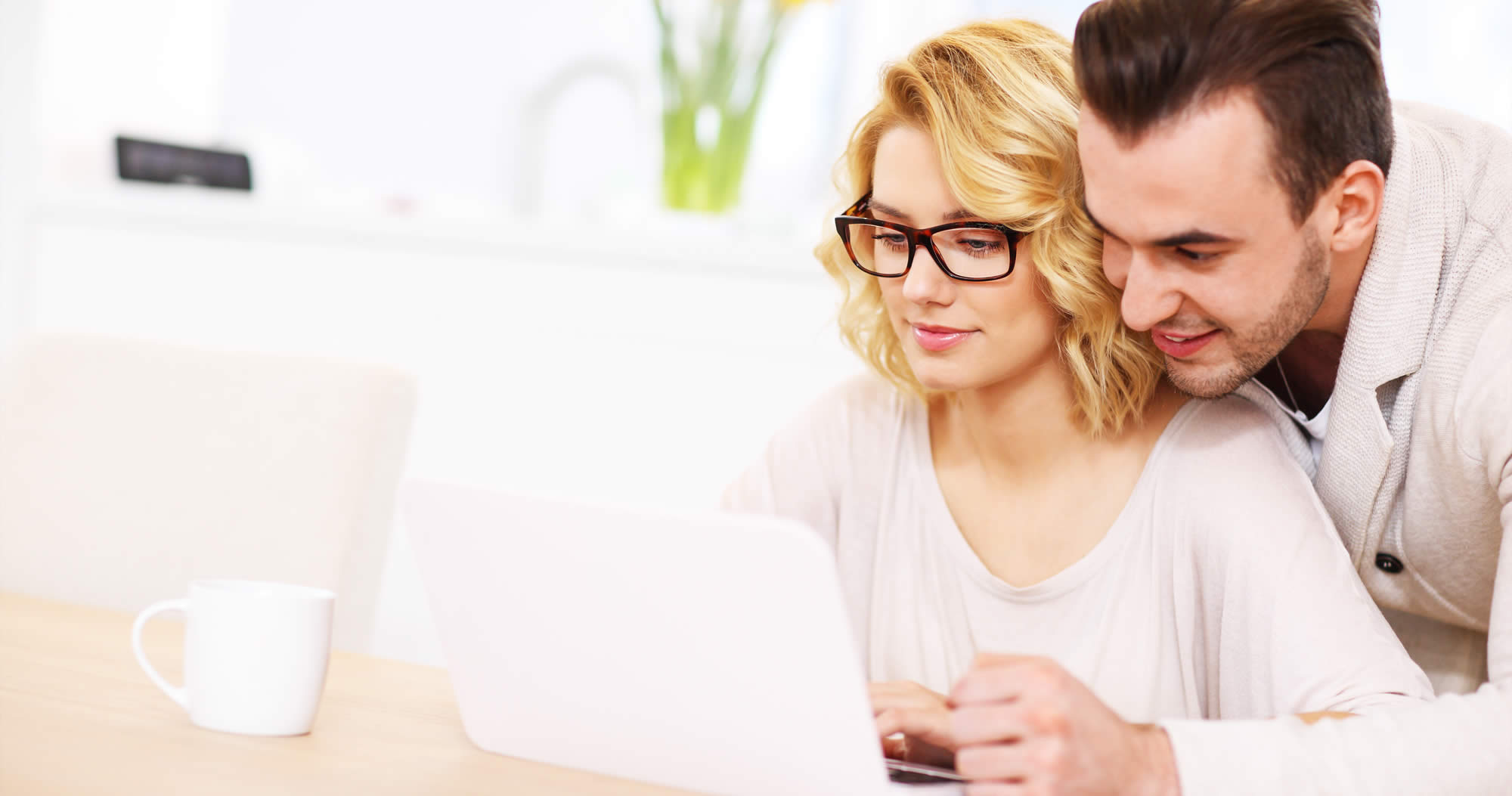 Coppia che esamina dati su notebook